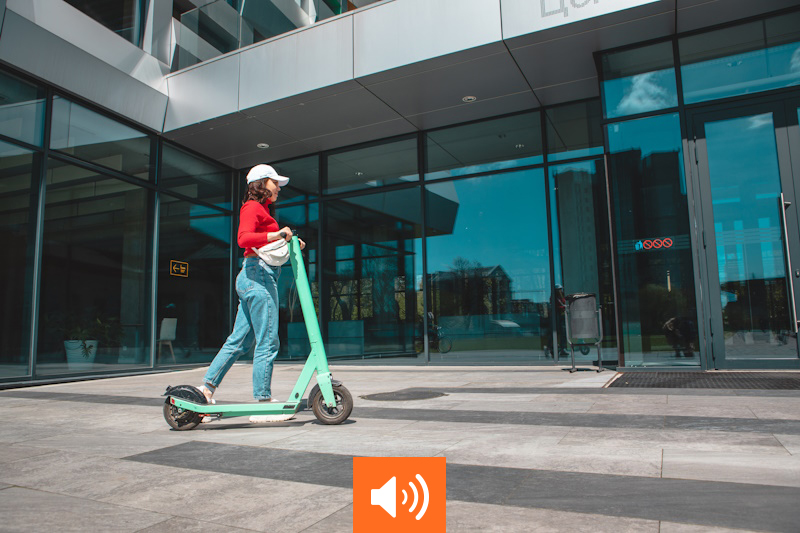 Peut-on recharger sa trottinette au bureau ? Crédit Phpetrunina14/AdobeStock