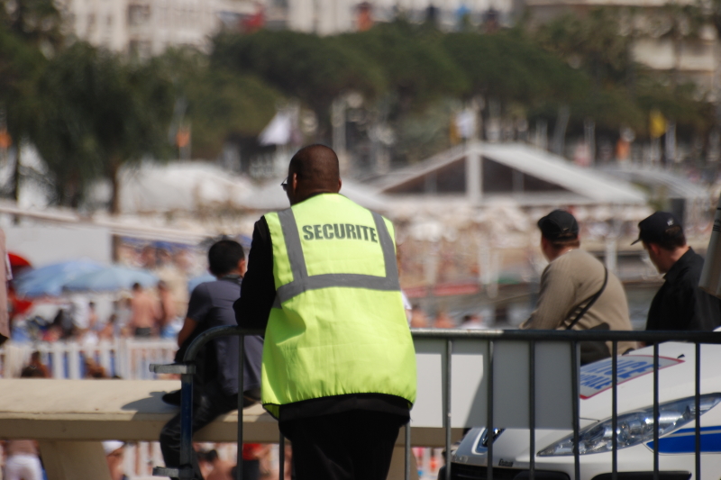 Un agent de sécurité privée en mission dans un lieu public.