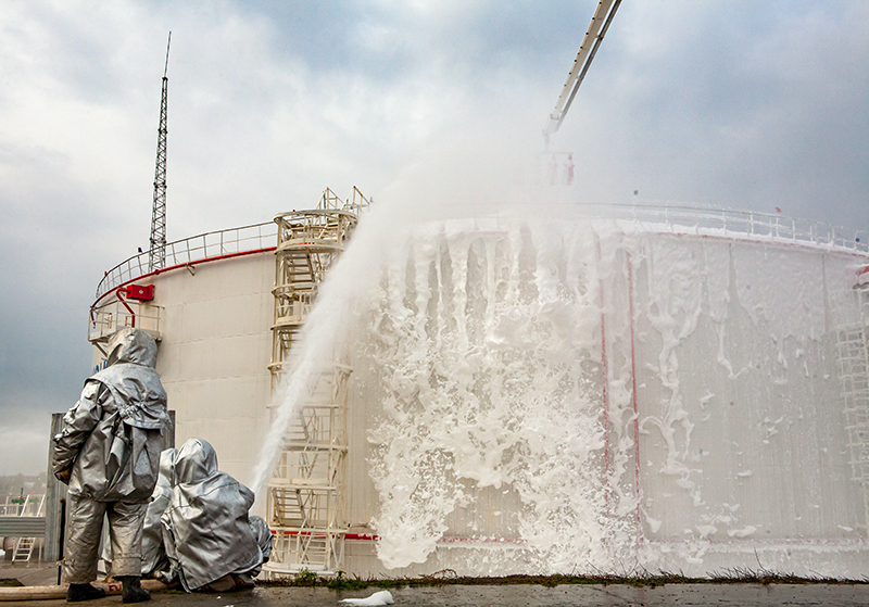 Firefighters in high-temperature protective suits in exercises extinguish foam - Crédit Bioex