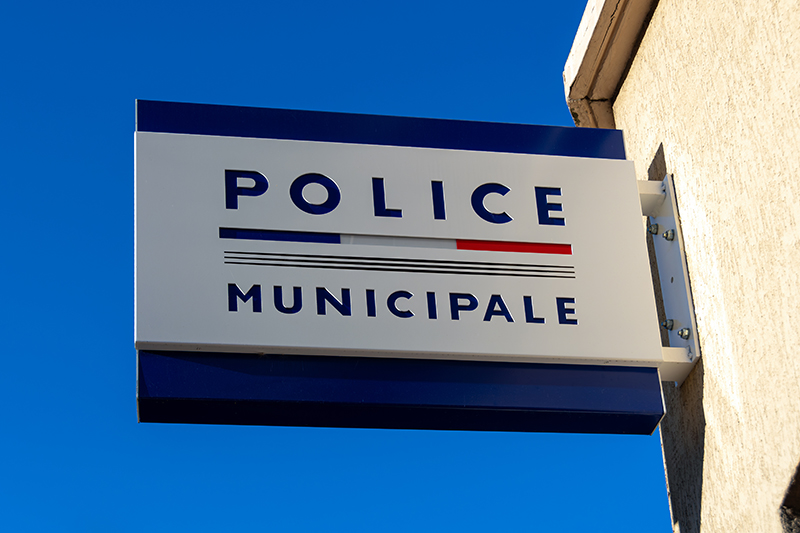 Panneau police municipale de Viroflay, France © HJBC/AdobeStock