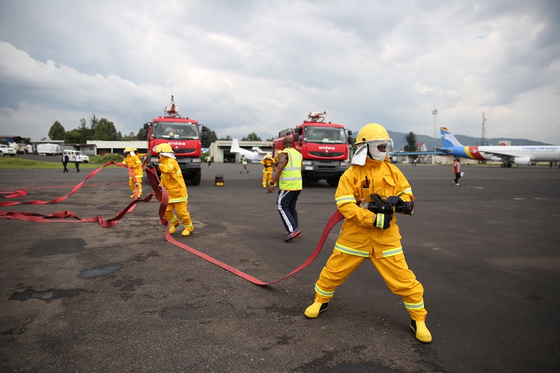 Pompiers en exercice d’extinction avec des mousses anti-incendie sur le tarmac d’un aéroport © Flickr/Monusco photos