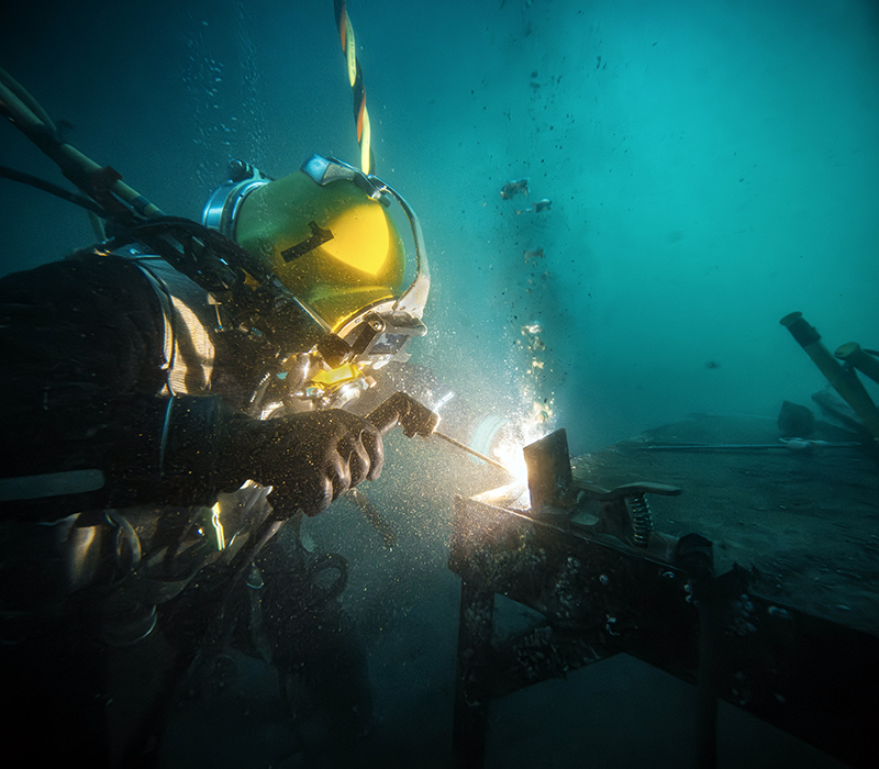 Commercial diver welding underwater at construction site © Sved Oliver/AdobeStock