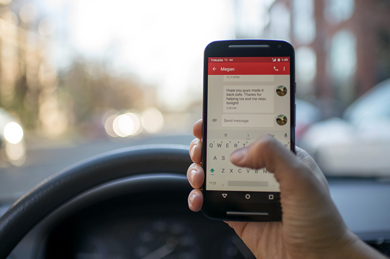 L’usage du téléphone au volant accroît les risques d’accident. © Pxhere CC