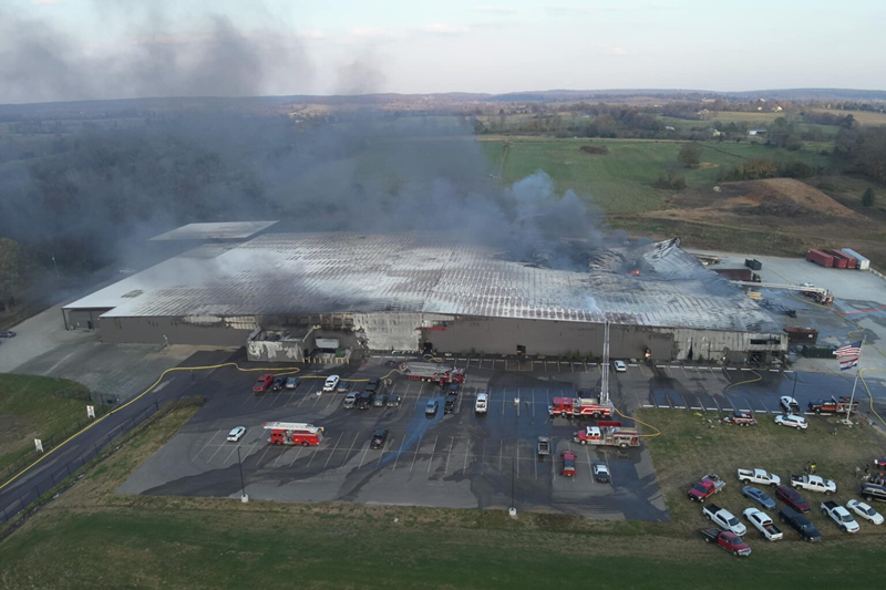 De la fumée s'échappe du toit effondré de l'usine de recyclage de batteries lithium-ion de Critical Mineral Recovery, près de Fredericktown, dans le Missouri. Les habitants des environs ont reçu l'ordre de rester à l'intérieur ou, s'ils se trouvaient à proximité immédiate, d'évacuer après qu'un incendie s'est déclaré dans l'usine mercredi (Madison County 911)