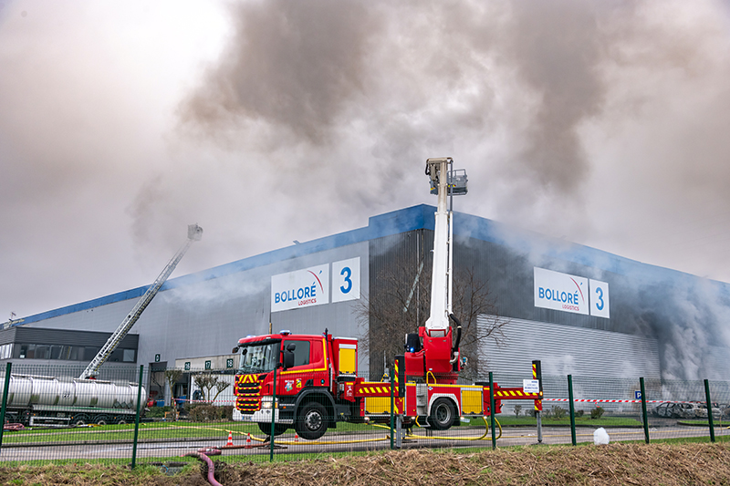 Incendie de l’entrepôt Bolloré Logistics contenant environ 8000 batteries au lithium, près de Rouen le 16 janvier 2023 © S. Leitenberger/AdobeStock